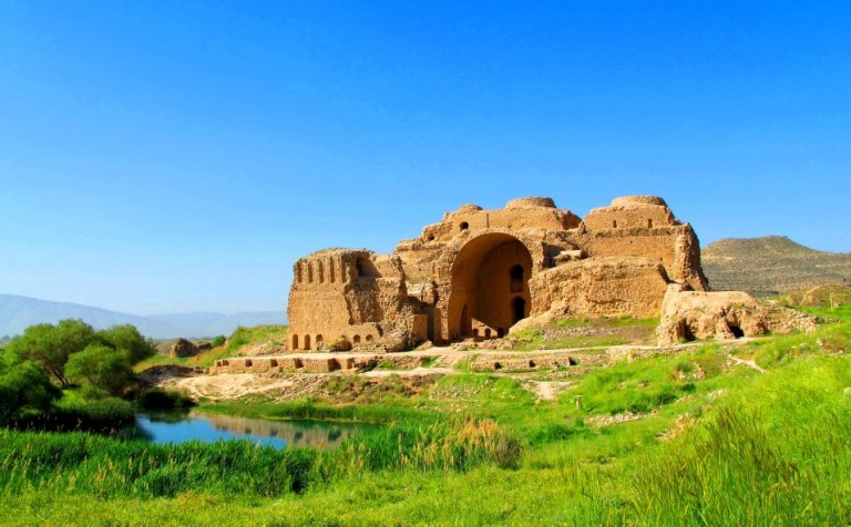 مشکل اصلی مرمت و احیای آثار تاریخی- ثبتی استان فارس به مالکان بر می گردد مشکل اصلی مرمت و احیای آثار تاریخی- ثبتی استان فارس به مالکان بر می گردد
