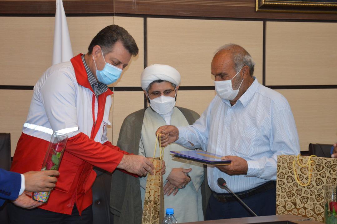 تجلیل از خیران فعال هلالاحمر حوزه سلامت مهریز تجلیل از خیران فعال هلالاحمر حوزه سلامت مهریز