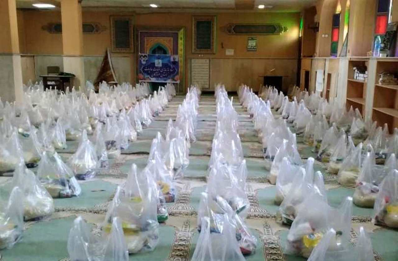 توزیع بسته‌های حمایتی به زلزله زدگان بخش فین