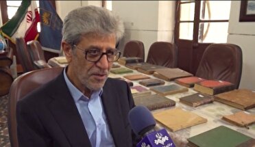 اهداء ۳۷ نسخه خطی و چابی به مرکز اسناد
