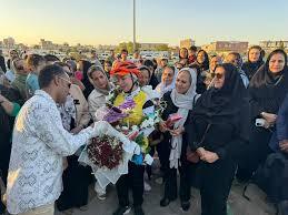 دوچرخه سواری بانوی سیرجانی دور دریاچه وان ترکیه